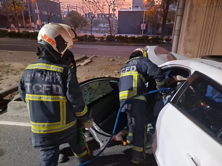 消防人員利用破壞器材，將酒駕受困女駕駛救出送醫。讀者提供