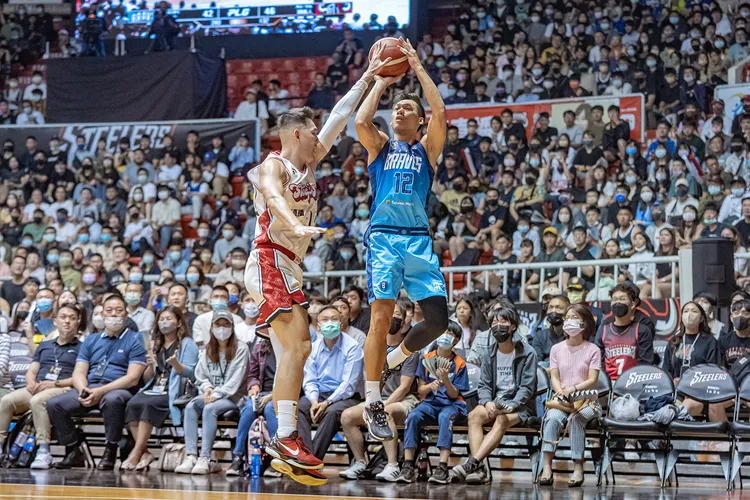 林志傑(右)砍進14分。PLG