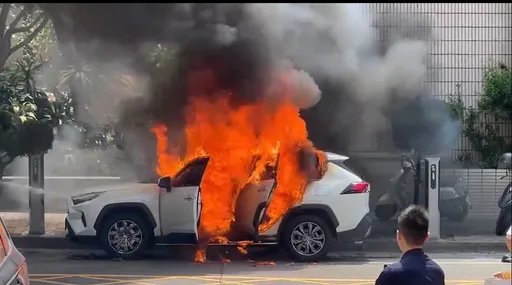 台南南門派出所前汽車自燃 陣陣爆炸聲嚇壞小學生