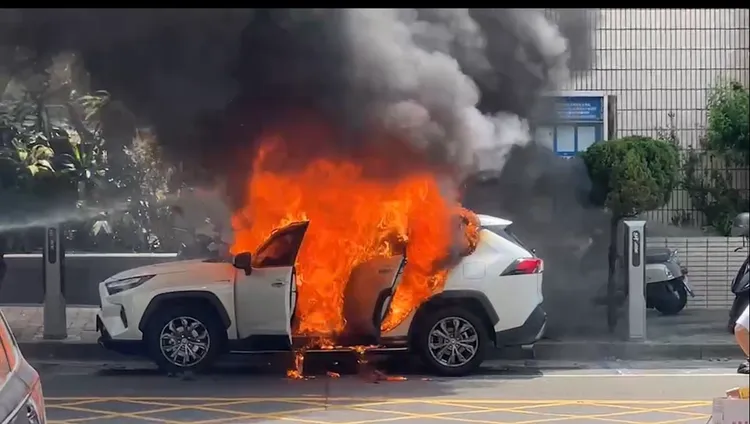 台南第二分局南門派出所前，今天中午一輛自小客車起火燃燒。讀者提供