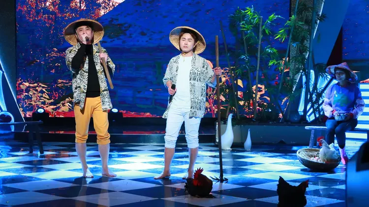 蔡佳麟（左）、陳孟賢演唱《農村曲》，3隻雞出現攝影棚。中視提供