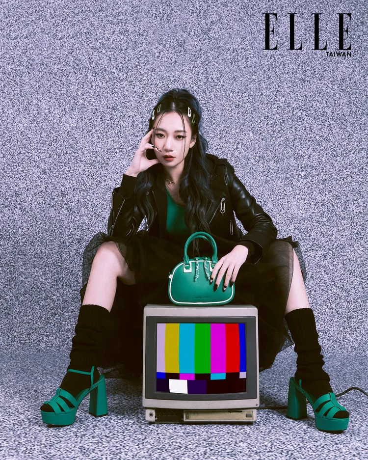 她展演CHARLES & KEITH綠白色緄邊手提肩背包。《ELLE》提供