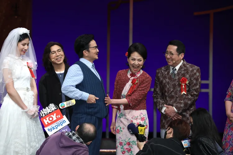 郭子（左二）、唐從聖（中）和屈中恆（右）等硬底子演員都加入演出。