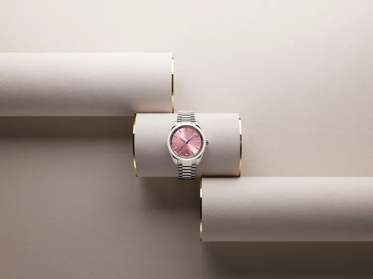 OMEGA Aqua Terra 150米系列同軸擒縱34mm大師天文台精鋼腕錶，貝殼粉款，20萬5000元。品牌提供