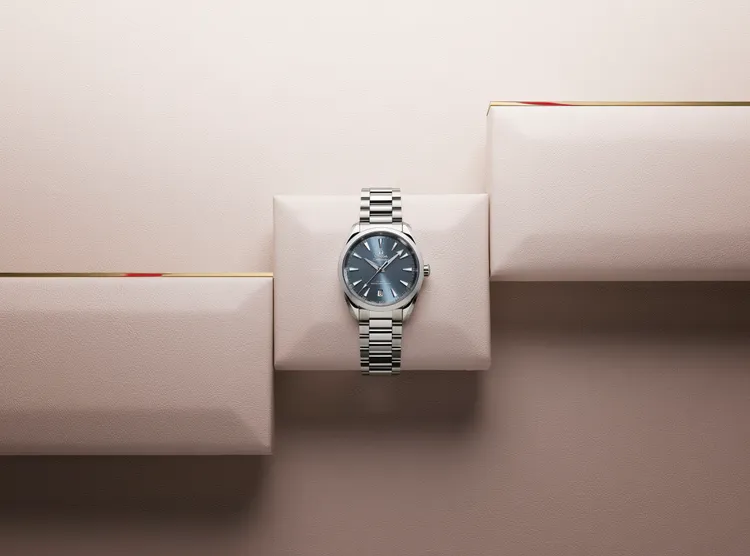 OMEGA Aqua Terra 150米系列同軸擒縱38mm大師天文台精鋼腕錶，大西洋藍款，20萬5000元。品牌提供