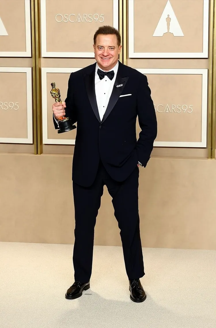 奪下本屆影帝寶座的布蘭登費雪，身穿全套義大利精品GIORGIO ARMANI西裝，搭配OMEGA超霸Chronoscope大師天文台計時腕錶亮相。翻攝giorgioarmani IG