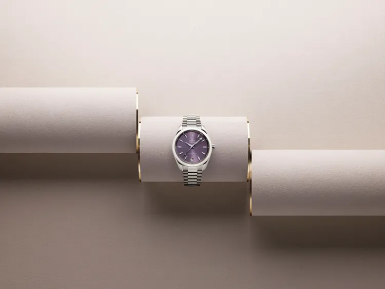 OMEGA Aqua Terra 150米系列同軸擒縱34mm大師天文台精鋼腕錶，淡紫款，20萬5000元。品牌提供