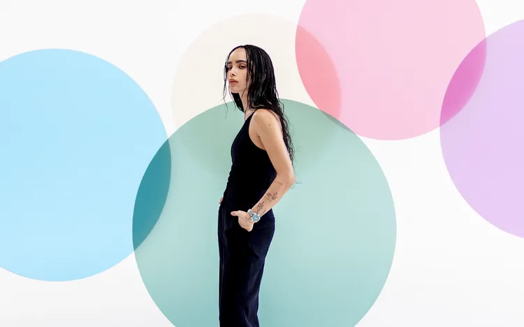 「貓女」柔伊克拉維茲在鏡頭前充分演繹出Aqua Terra Shades系列錶款的獨特個性。品牌提供