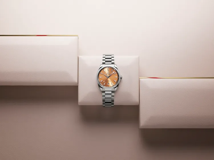 OMEGA Aqua Terra 150米系列同軸擒縱38mm大師天文台精鋼腕錶，番紅花黃款，20萬5000元。品牌提供