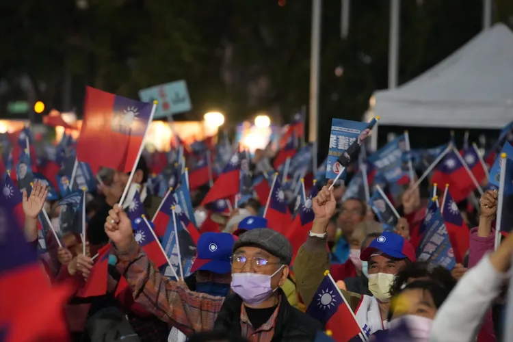 支持者湧入晚會現場，揮舞國旗力挺林明溱。國民黨提供
