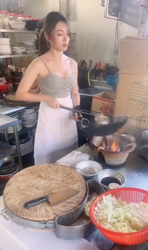 炒飯妹炒起飯來不馬虎。翻攝自爆廢公社