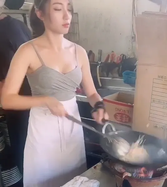 炒飯妹甩鍋也相當有架式。翻攝自爆廢公社