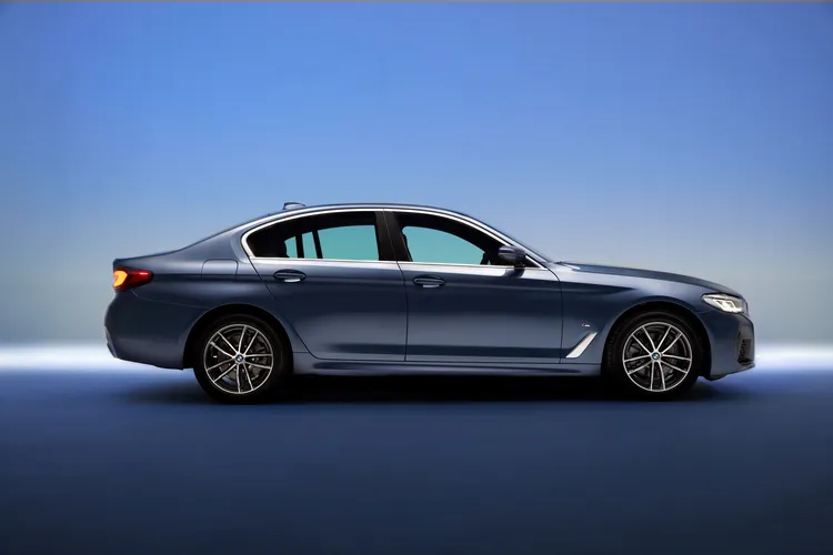 全新BMW 520i M Sport鉑金版搭載BMW TwinPower Turbo直列4汽缸汽油引擎與48V高效複合動力。原廠照片
