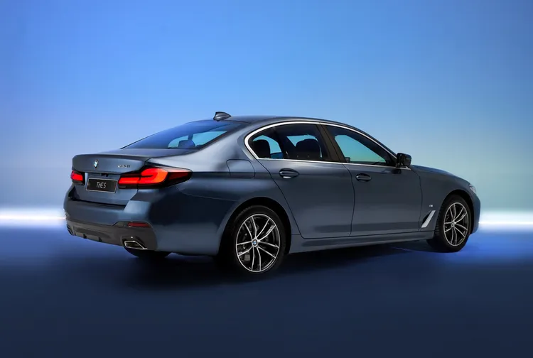 520i M Sport鉑金版採用M空力套件與燻黑造型LED尾燈。原廠照片