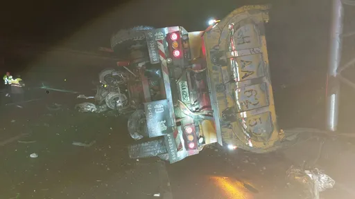 國3竹林段聯結車翻覆　4轎車閃不及追撞！聯結車司機一度受困