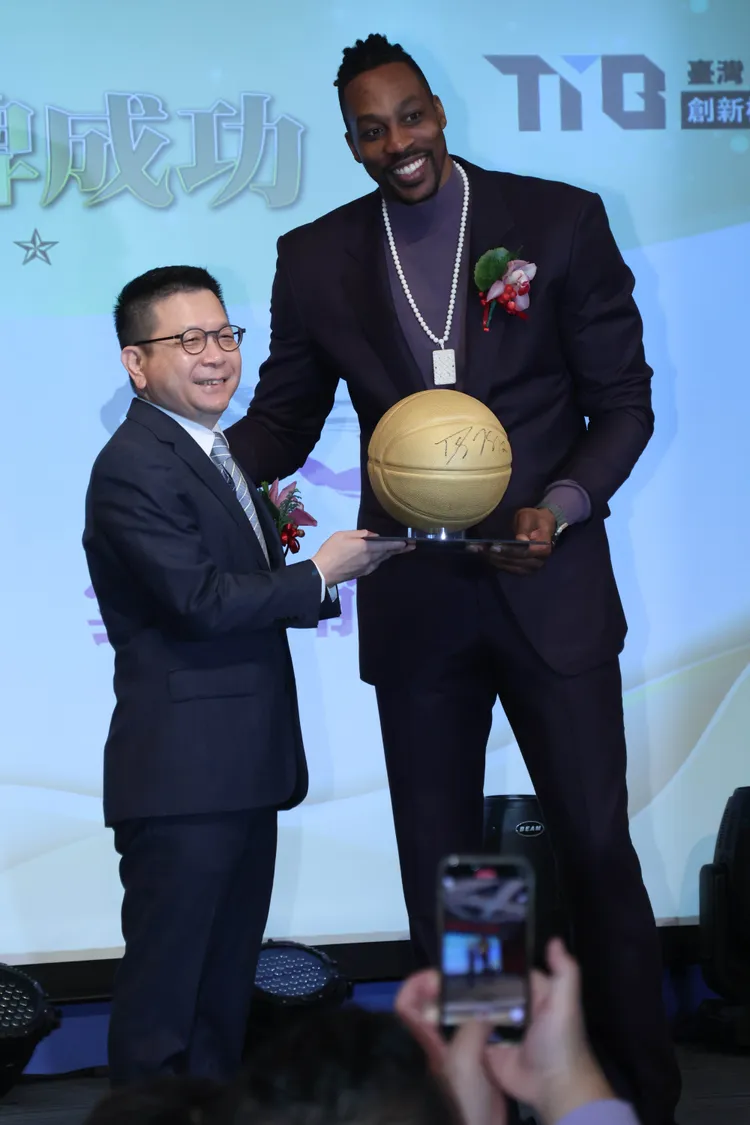 雲豹能源邀請NBA球星「魔獸」霍華德（Dwight Howard）到場參與掛牌敲鐘典禮。彭欣偉攝

