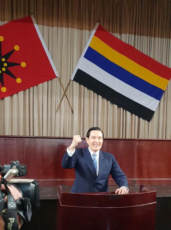 前總統馬英九參訪武漢辛亥革命博物院。他在國父孫中山曾經演說的講台前學習孫中山腔調喊出「三民主義、五權憲法」。中央社