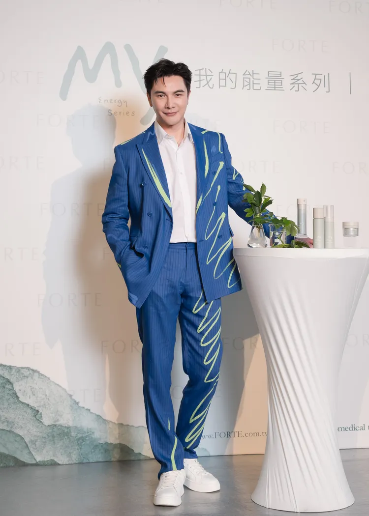 謝佳見自認愈老愈帥。台塑生醫提供