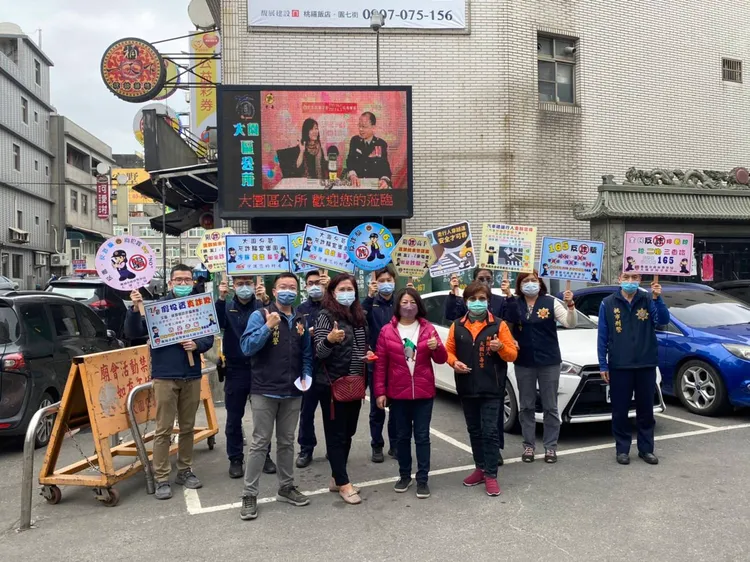 大園警分局透過轄內主要路口的LED電視牆，以及廟宇及店家所提供的電子看板宣導防詐。大園警分局提供