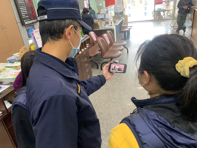 楊梅警到金融機構播放反詐宣導影片。楊梅警分局提供