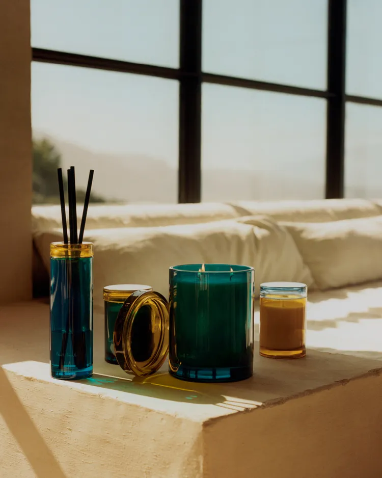 Sunseeker居家香氛的外包裝，以綠松石色主色調代表地中海的溫暖色彩，點綴於邊緣的亮黃色則是海岸上熱辣又迷人的夏日豔陽。品牌提供