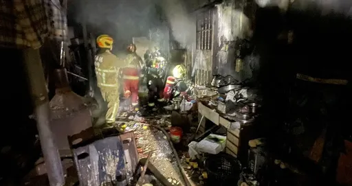 雲林斗六貨櫃屋起火釀1死1傷 46歲女倒大門左側「明顯死亡」