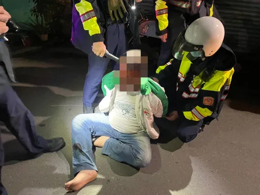 男子違規在先還裝傻裝病求就醫　逃哪裡去！勇警追50米撲倒逮人雙掛彩