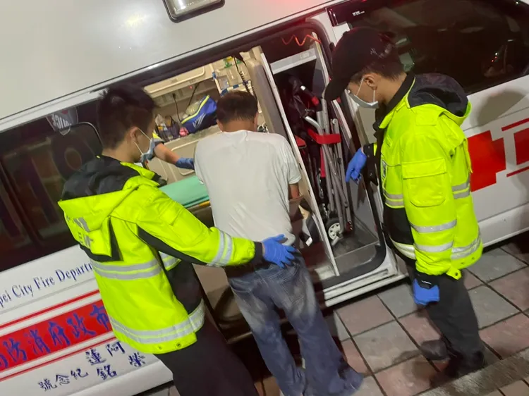 蘇嫌踉蹌跌倒落網，緊追在後的警員石永軒將其撲倒制伏，兩人都受傷就醫。警方提供