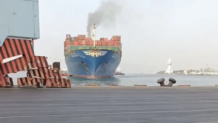 塞浦路斯籍貨櫃船「現代東京輪」昨撞上高雄港碼頭。翻攝台灣記者聯盟資訊平台