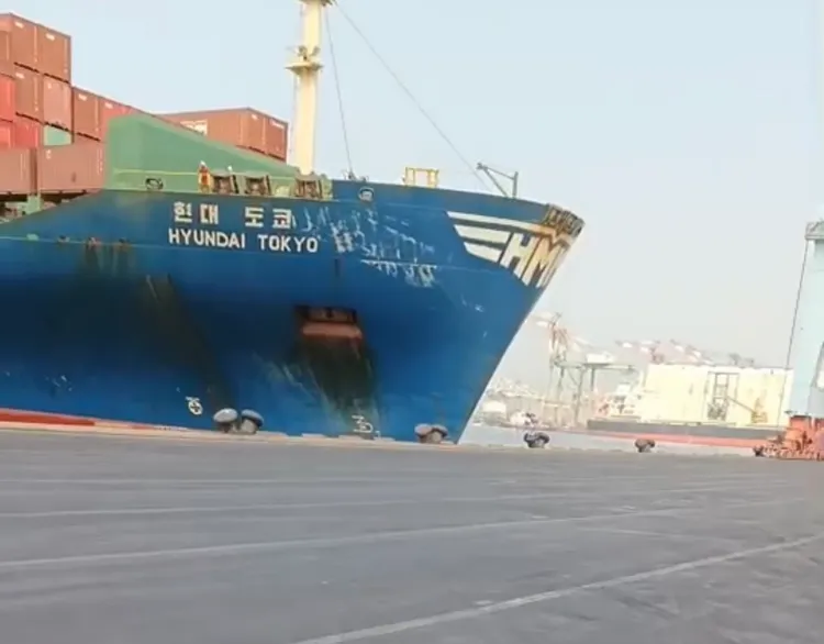 塞浦路斯籍貨櫃船「現代東京輪」昨撞上高雄港碼頭。翻攝台灣記者聯盟資訊平台