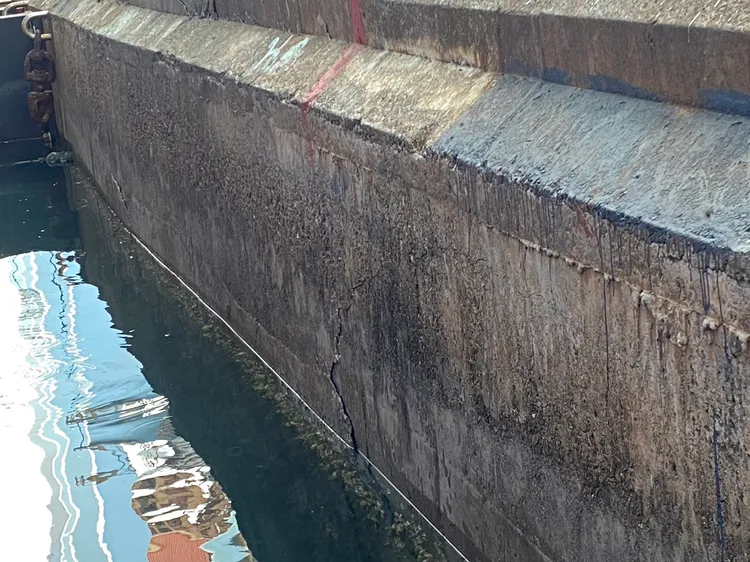 高雄港碼頭多處裂損。讀者提供