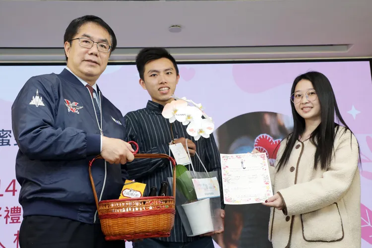 黃偉哲贈送限定蘭花，祝福將在白色情人節步入禮堂的新人。市府提供