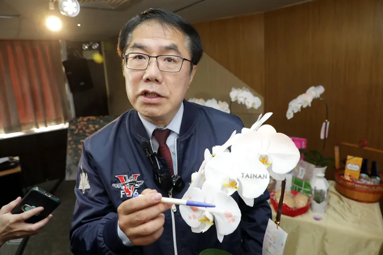 黃偉哲表示，業者利用奈米噴染技術打造特色商品，商機無限。市府提供