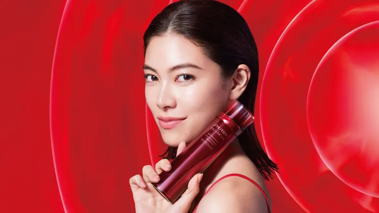 日本超模森星是資生堂新任全球代言人，也力推紅色活酵超導奇蹟露。品牌提供