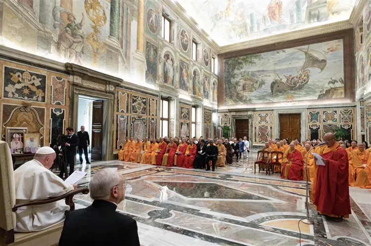 心保和尚（右）代表台灣佛教界向教宗致意，盼延續過去兩教情誼，「今天訪問梵蒂岡，希望增進佛教與天主教的相互瞭解與合作。」梵蒂岡提供