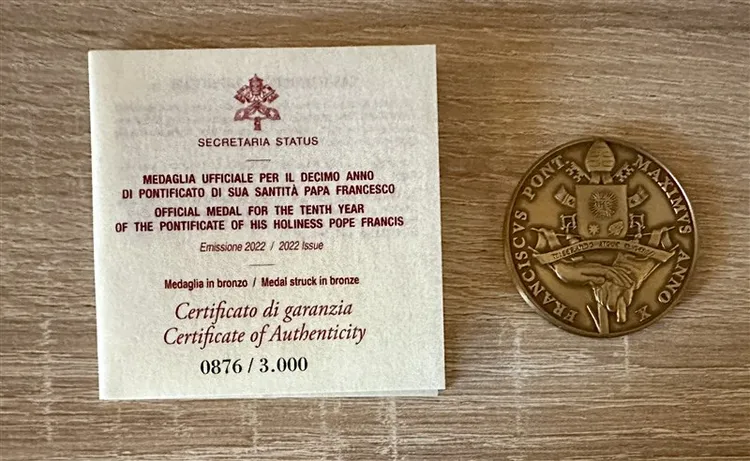 教宗致贈心保和尚的禮物。梵蒂岡提供