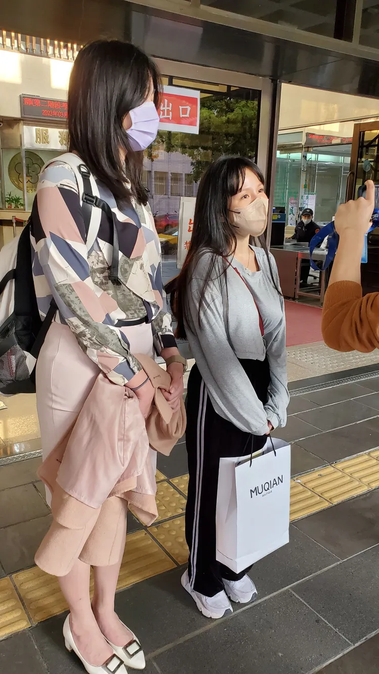 陳香菱(右)在律師身旁顯得小鳥依人。呂志明攝