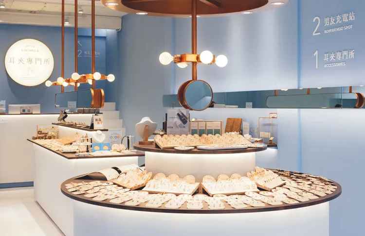 「vacanza勤美耳夾專門所旗艦店」全店以霧霾藍為基底，呈現秘境靜謐氛圍，讓無耳洞女孩能開心逛街。業者提供