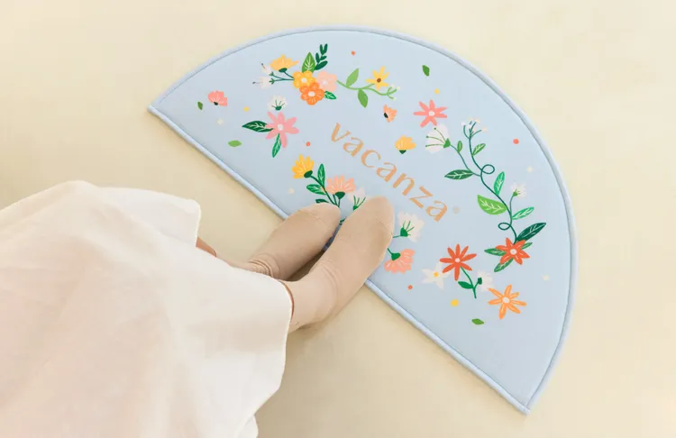 即日起至3/26，凡於「vacanza勤美耳夾專門所旗艦店」消費滿2200元，即贈vacanza x Naomi芝限量花卉地毯。業者提供