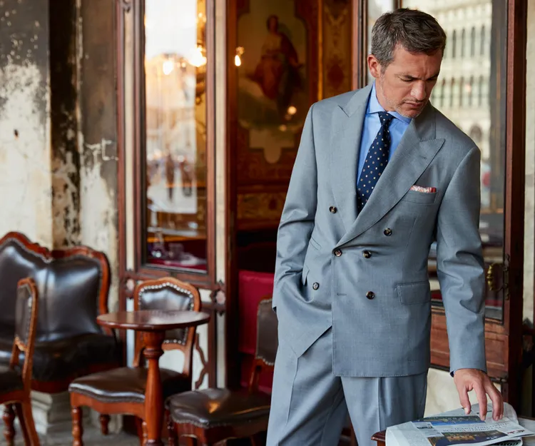 BRUNELLO CUCINELLI自2018年開啟了「Sartoria Solomeo」西裝訂製服務。品牌提供