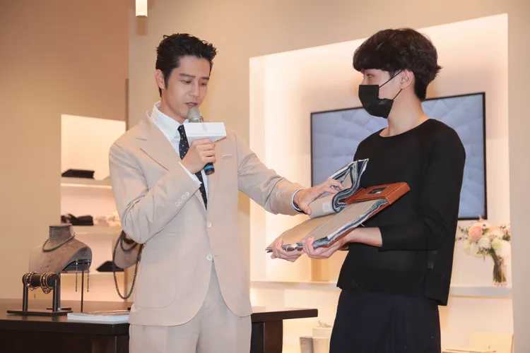 胡宇威現場挑選起鍾情的西裝面料與鈕扣樣式。彭欣偉攝