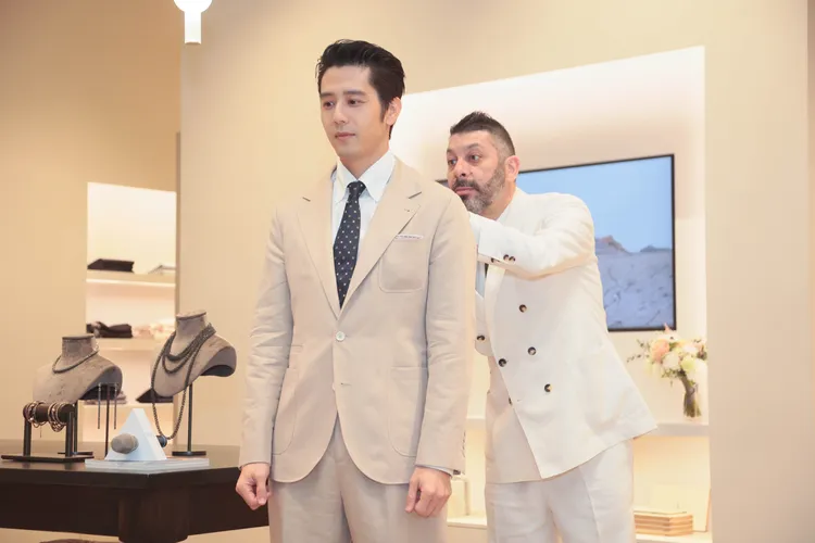 胡宇威搶先體驗了品牌創辦人Cucinelli先生御用裁縫師Antonio Ciampi進行的專屬量身服務。彭欣偉攝