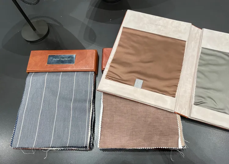 貴客可先從近10餘種當季西裝剪裁中選出喜愛的版型，並再逐步挑選面料、內襯、鈕扣等細節，最後再進行專屬量身服務。陳張眾攝