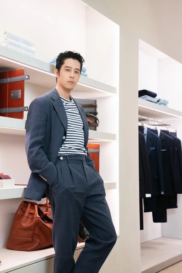 胡宇威覺得自己穿藍色西裝格外有魅力，並坦言對自己目前的肩膀寬度還不甚滿意。品牌提供
