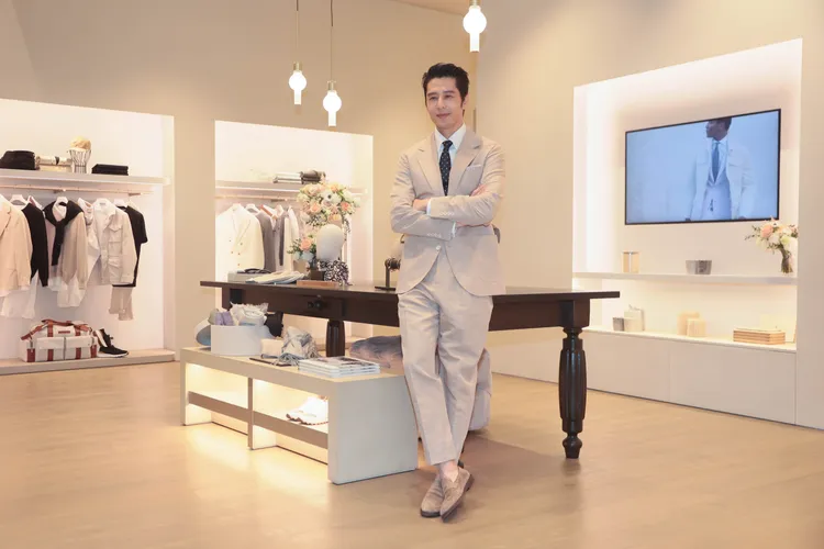 胡宇威穿上BRUNELLO CUCINELLI的西裝，讓他有種「自帶貴氣」又不失愜意的優雅感。彭欣偉攝