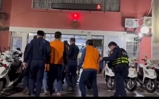 媽寶抱怨友欠錢不還　超派ㄟ！高雄大媽竟撂人街頭上演「8打1」