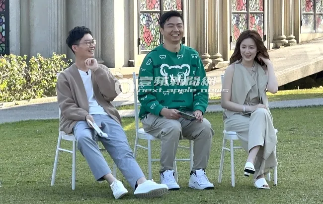 韓團(G)I-DLE台灣女神舒華（右），錄影中撩起長髮，十分可愛。特勤中心攝