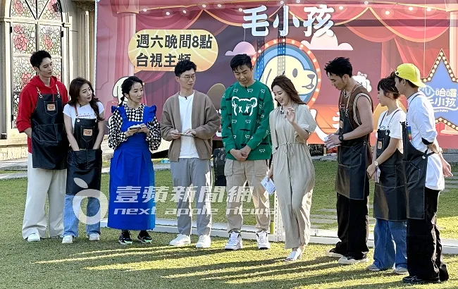 韓團(G)I-DLE台灣女神葉舒華（右四），在大型實境節目《哈囉！毛小孩》中，大跳經典歌曲舞蹈教學。特勤中心攝