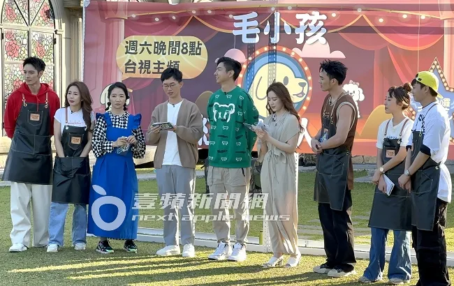 (G)I-DLE台灣女孩舒華（右四），認真看著手卡，與主持人及來賓互動。特勤中心攝