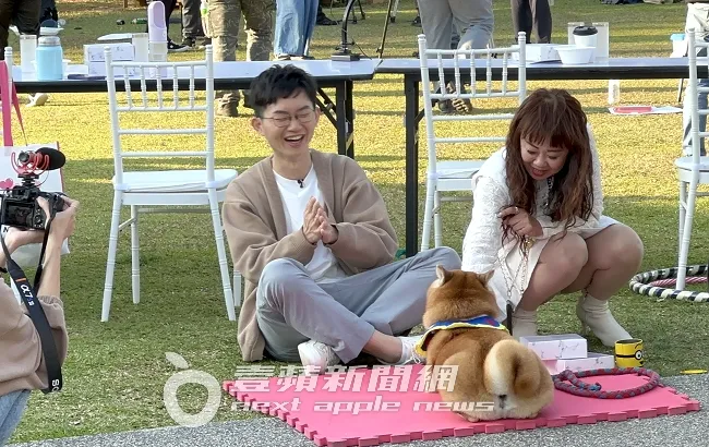 網紅視網膜（左）也在大型實境節目《哈囉！毛小孩》中，跟狗狗玩得不亦樂乎。特勤中心攝